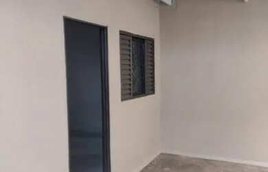 Imagem: A casa possui 2 Dormitórios, 1 Banheiro, 1 Vaga na garagem