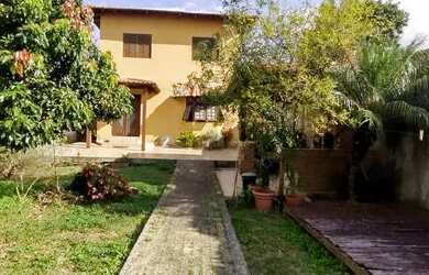 Imagem: A casa possui 3 Dormitórios, 3 Banheiros, 4 Vagas na garagem