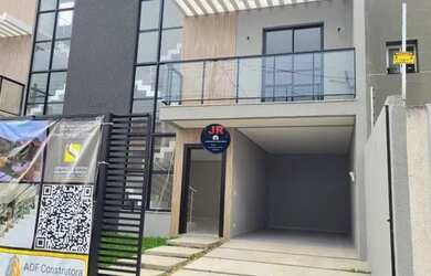 Imagem: A casa possui 3 Dormitórios, 3 Banheiros, 2 Vagas na garagem