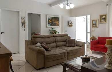 Imagem: A casa possui 4 Dormitórios, 3 Banheiros, 1 Vaga na garagem