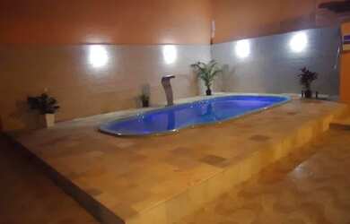 Imagem: A casa possui 4 Dormitórios, 2 Banheiros, 4 Vagas na garagem