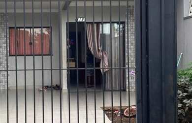 Imagem: A casa possui 2 Dormitórios, 1 Banheiro, 2 Vagas na garagem