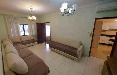 Imagem: A casa possui 3 Dormitórios, 1 Banheiro, 2 Vagas na garagem