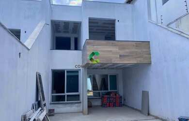 Imagem: A casa possui 3 Dormitórios, 3 Banheiros, 4 Vagas na garagem