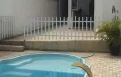 Imagem: A casa possui 2 Dormitórios, 3 Banheiros, 4 Vagas na garagem