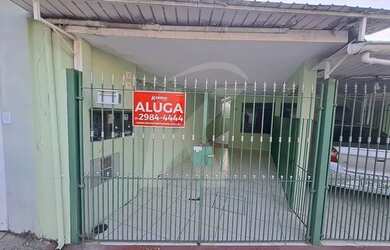 Imagem: A casa possui 1 Dormitório, 1 Banheiro, 1 Vaga na garagem