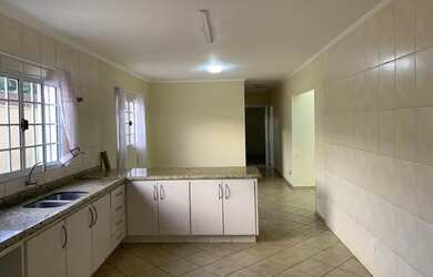 Imagem: A casa em condomínio possui 5 Dormitórios, 2 Banheiros, 2