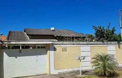 Imagem: A casa possui 3 Dormitórios, 3 Banheiros, 2 Vagas na garagem