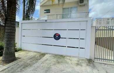 Imagem: A casa possui 3 Dormitórios, 4 Banheiros, 2 Vagas na garagem