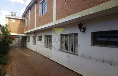 Imagem: A casa possui 4 Dormitórios, 5 Banheiros, 4 Vagas na garagem