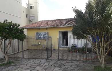 Imagem: A casa possui 5 Dormitórios, 3 Banheiros e 5 Vagas na garagem