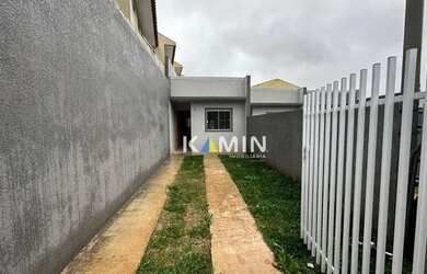 Imagem: A casa possui 2 Dormitórios, 1 Banheiro, 2 Vagas na garagem