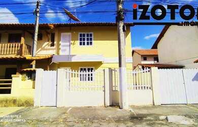 Imagem: A casa possui 2 Dormitórios, 2 Banheiros, 2 Vagas na garagem