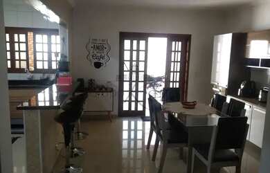 Imagem: A casa possui 3 Dormitórios, 3 Banheiros, 4 Vagas na garagem