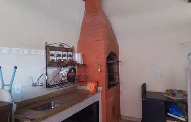 Imagem: A casa possui 5 Dormitórios, 3 Banheiros, 1 Vaga na garagem