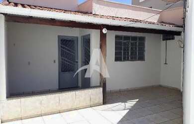 Imagem: A casa possui 2 Dormitórios, 2 Banheiros, 1 Vaga na garagem