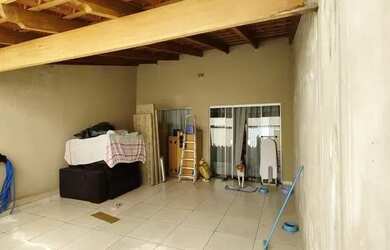 Imagem: A casa possui 3 Dormitórios, 2 Banheiros, 2 Vagas na garagem