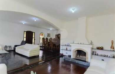 Imagem: A casa e possui 5 Dormitórios, Suítes, 4 Banheiros, 5 Vagas