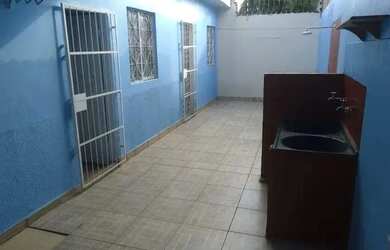 Imagem: A casa possui 2 Dormitórios, 1 Banheiro, 1 Vaga na garagem