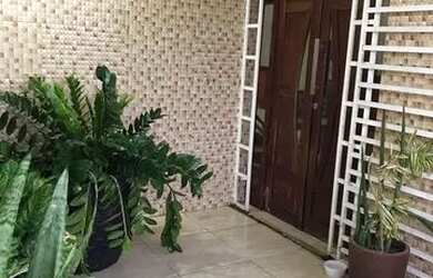 Imagem: A casa possui 3 Dormitórios e 2 Vagas na garagem e está localizado