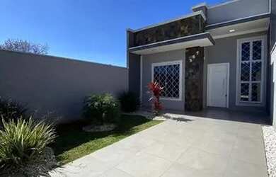 Imagem: A casa possui 3 Dormitórios, 2 Banheiros, 2 Vagas na garagem