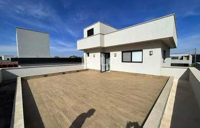 Imagem: A casa possui 4 Dormitórios, 4 Banheiros, 2 Vagas na garagem