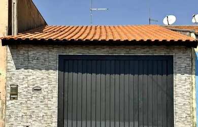 Imagem: A casa possui 3 Dormitórios, 2 Banheiros, 2 Vagas na garagem