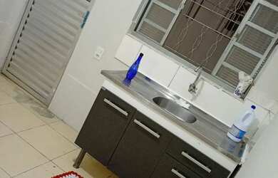 Imagem: A casa possui 2 Dormitórios e 1 Banheiro e está localizado