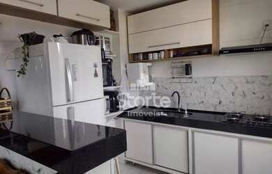 Imagem: O apartamento possui 2 Dormitórios, 2 Banheiros, 2 Vagas na