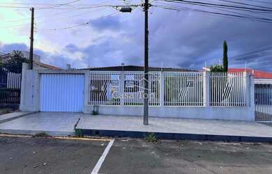 Imagem: A casa possui 3 Dormitórios, 3 Banheiros, 2 Vagas na garagem