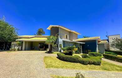 Imagem: A casa possui 4 Dormitórios, 5 Banheiros, 4 Vagas na garagem