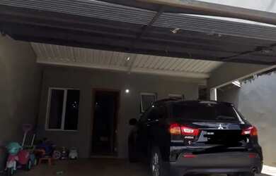 Imagem: A casa possui 2 Dormitórios, 1 Banheiro, 2 Vagas na garagem