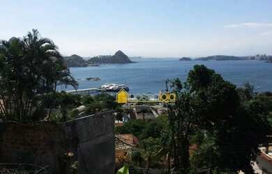 Imagem: O terreno possui 890m² de Área e está localizado em Charitas