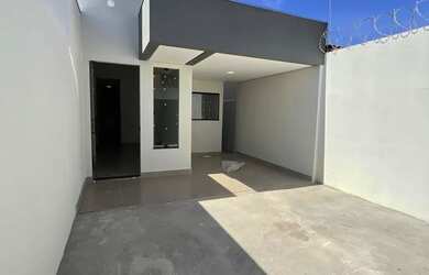 Imagem: A casa possui 2 Dormitórios, 1 Banheiro, 2 Vagas na garagem