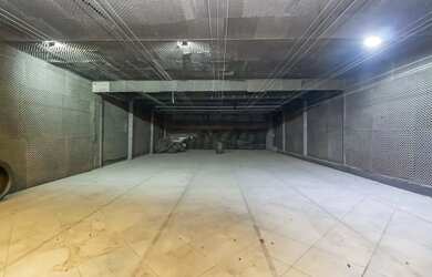 Imagem: O depósito possui 3 Vagas na garagem, 710m² de Área e está