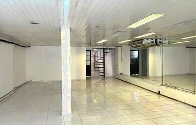 Imagem: O depósito possui 2 Vagas na garagem, 208m² de Área e está