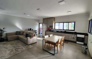 Imagem: A casa em condomínio possui 3 Dormitórios, 3 Banheiros, 3