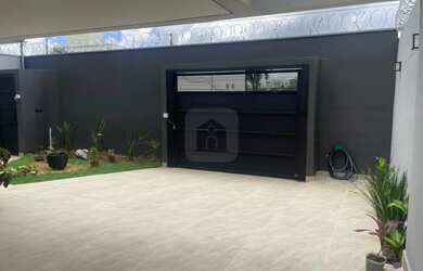 Imagem: A casa possui 3 Dormitórios, 4 Banheiros, 3 Vagas na garagem