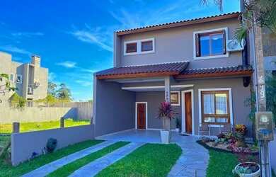 Imagem: A casa possui 3 Dormitórios, 2 Banheiros, 2 Vagas na garagem