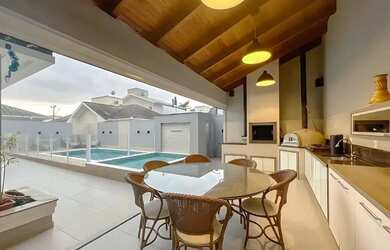 Imagem: A casa possui 3 Dormitórios, 3 Banheiros, 2 Vagas na garagem