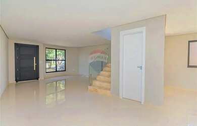 Imagem: A casa possui 3 Dormitórios, 4 Banheiros, 2 Vagas na garagem