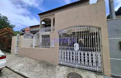 Imagem: A casa possui 5 Dormitórios, 2 Banheiros, 4 Vagas na garagem