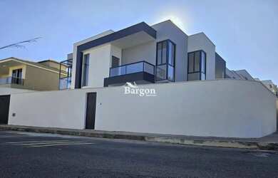 Imagem: A casa possui 4 Dormitórios, 2 Banheiros, 2 Vagas na garagem