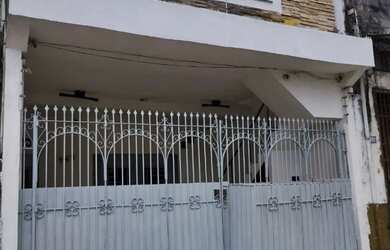 Imagem: A casa possui 4 Dormitórios, 4 Banheiros, 2 Vagas na garagem