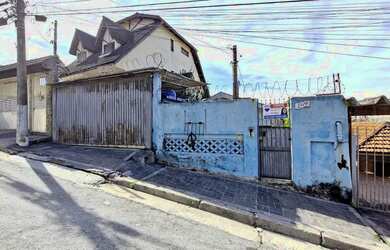 Imagem: A casa possui 3 Dormitórios, 3 Banheiros, 2 Vagas na garagem
