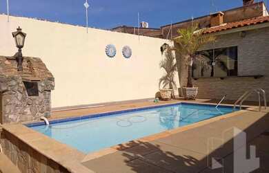 Imagem: A casa possui 3 Dormitórios, 4 Banheiros, 3 Vagas na garagem