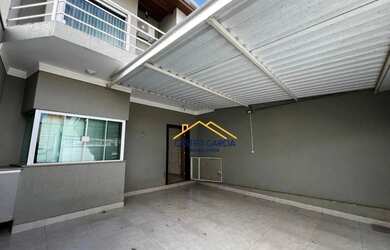 Imagem: A casa possui 3 Dormitórios, 2 Banheiros, 2 Vagas na garagem