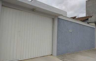 Imagem: A casa possui 3 Dormitórios, 2 Banheiros, 2 Vagas na garagem