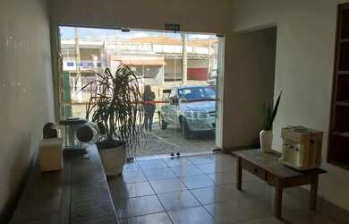 Imagem: O depósito possui 4 Vagas na garagem e 203m² de Área e está