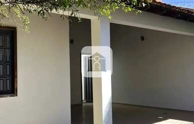 Imagem: A casa possui 3 Dormitórios, 3 Banheiros, 4 Vagas na garagem